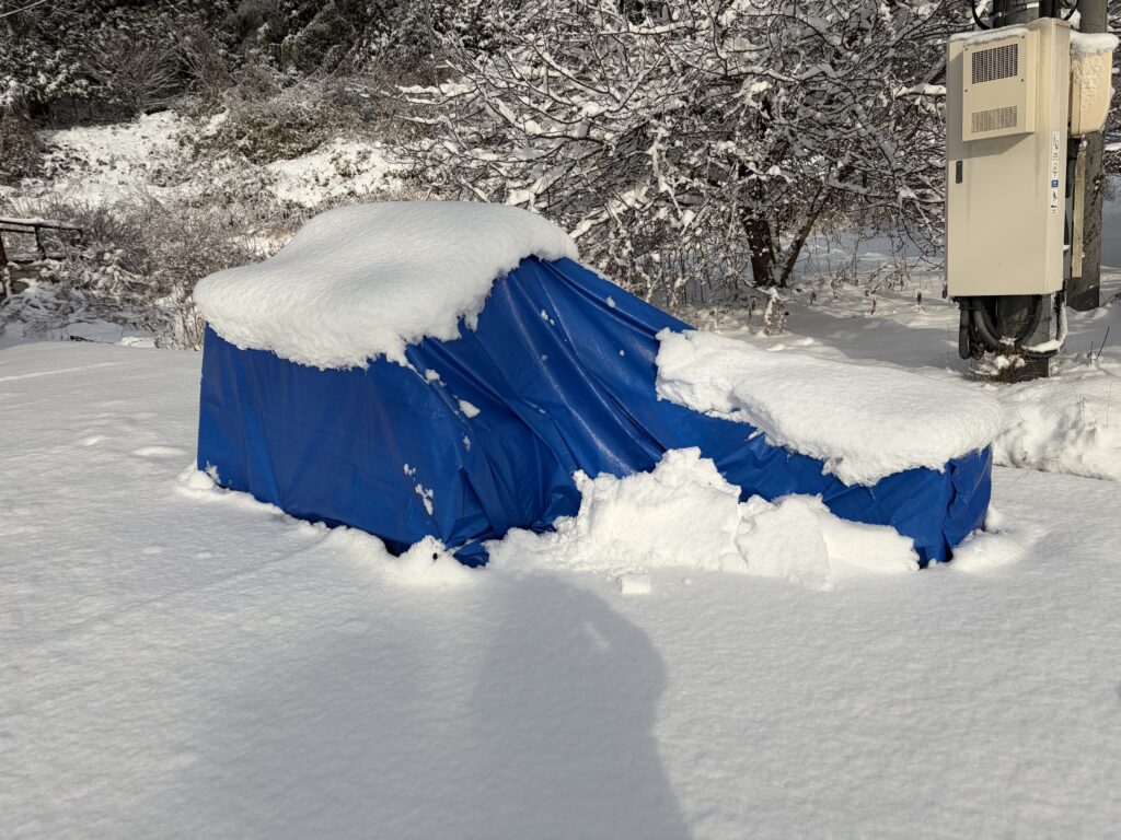 業者さんが持ってきていた資材も雪に埋まる