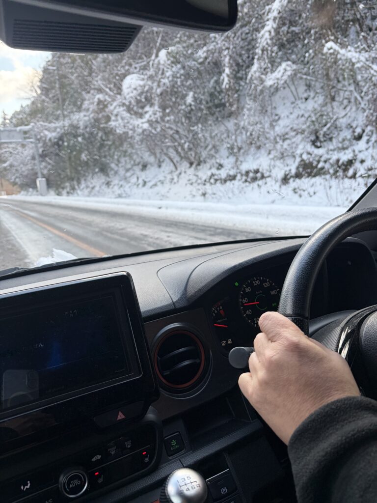 峠の登り口の道路は全面凍結のまま