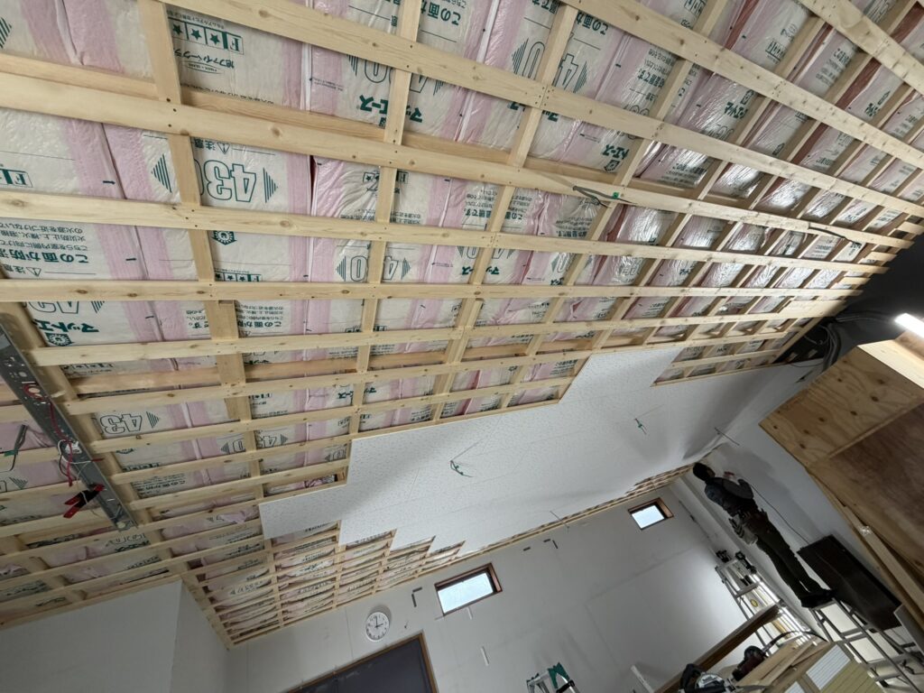 天井板を貼っていく