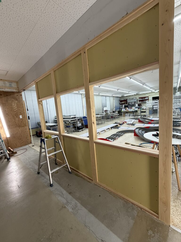 仕切り、カフェ側から