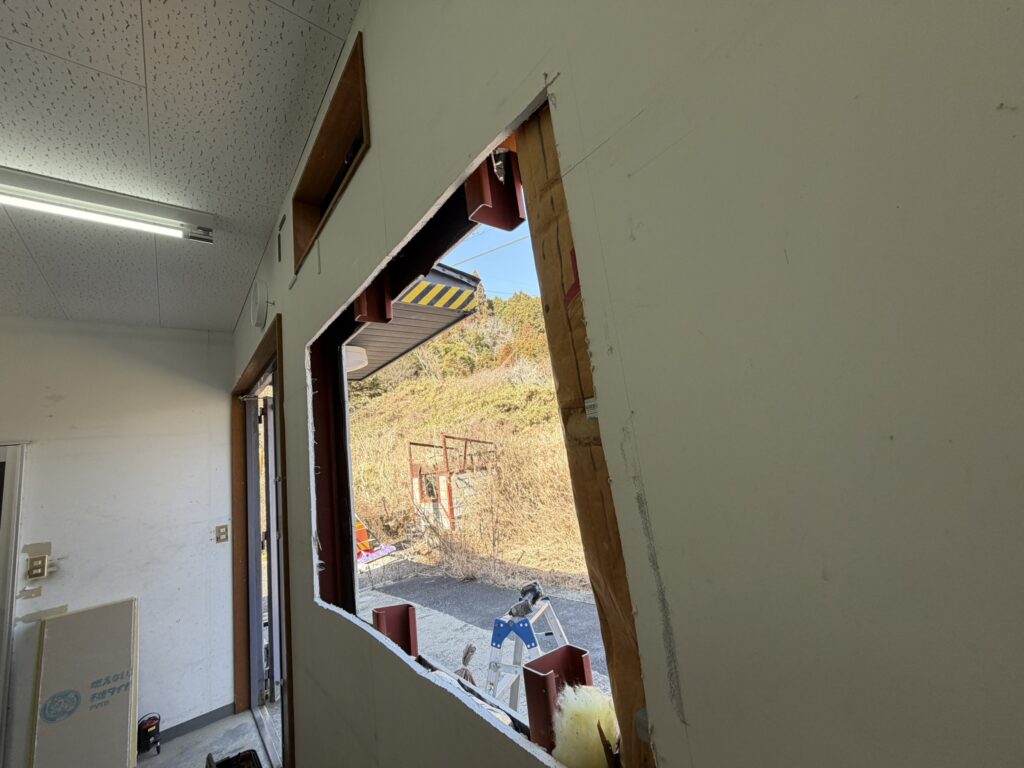 壁に穴が開きました