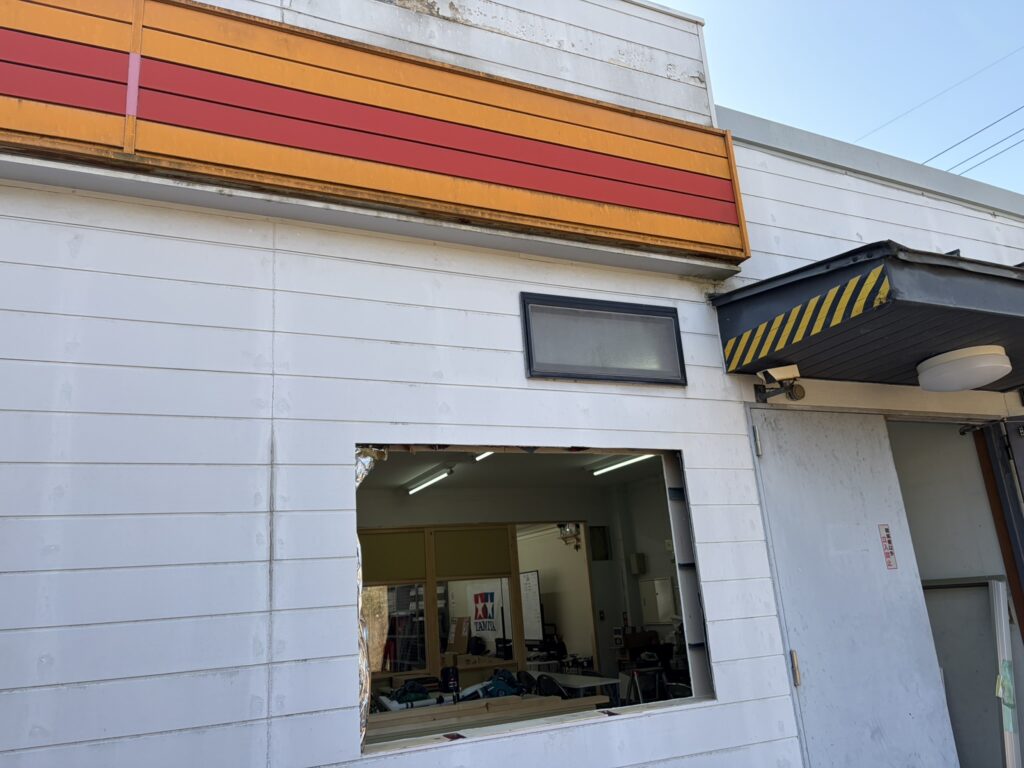 外からみた窓の穴