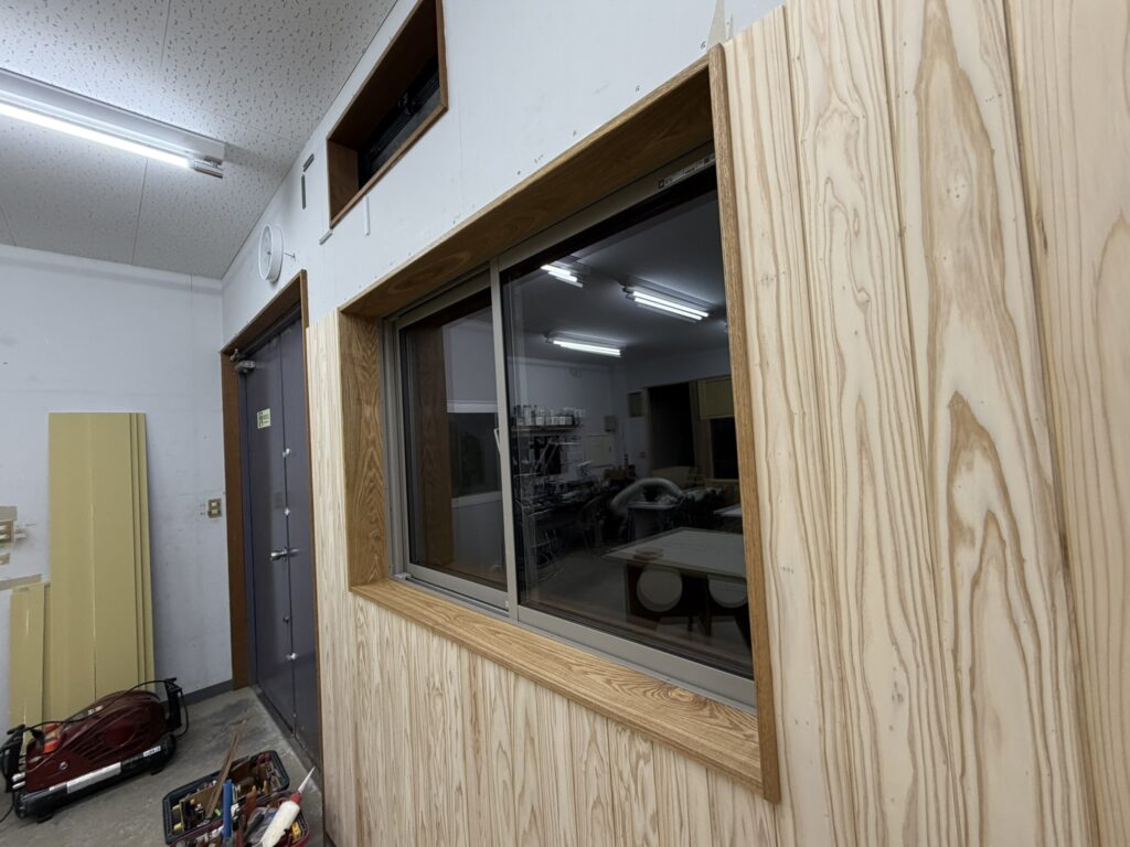 窓枠と化粧板