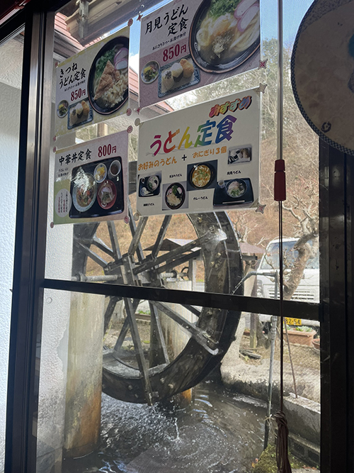 写真、もみぢ、店舗内観、窓に貼られたメニューと窓の外に見える水車