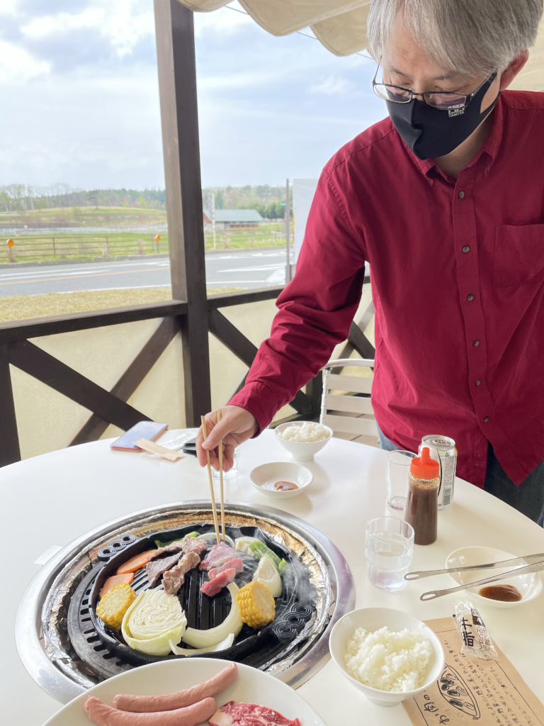 専用のジンギスカン鍋で焼きながらいただきます。